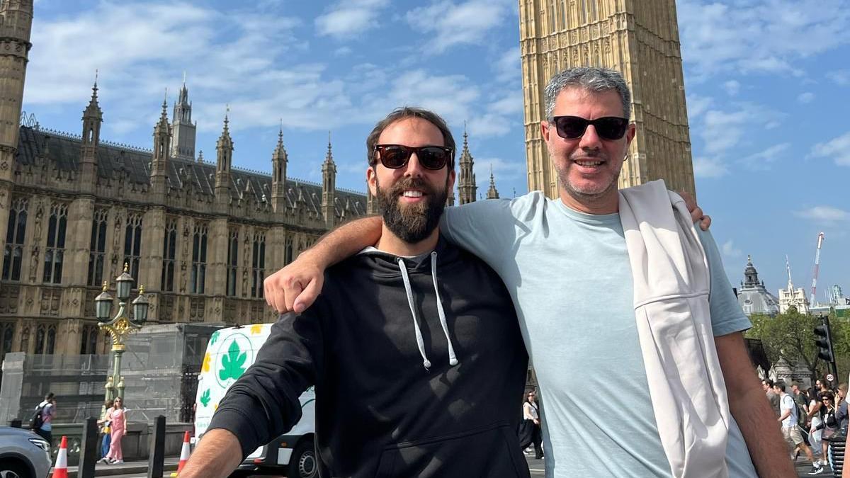 Borja Granell y Pau Bou, presentadores del «Beatles Nàked Pòdcast», en Londres.