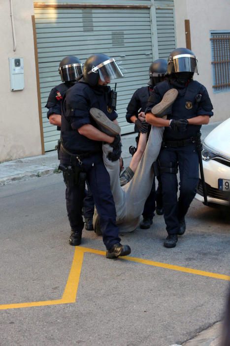 Resistència pacífica davant d'Unipost a Terrassa