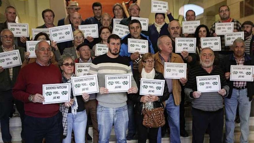 Líderes vecinales, en una protesta en el Ayuntamiento.