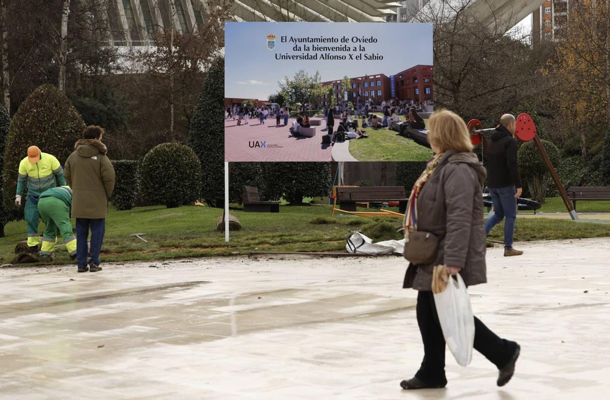 La instalación del cartel que da la bienvenida a la Universidad Alfonso X.