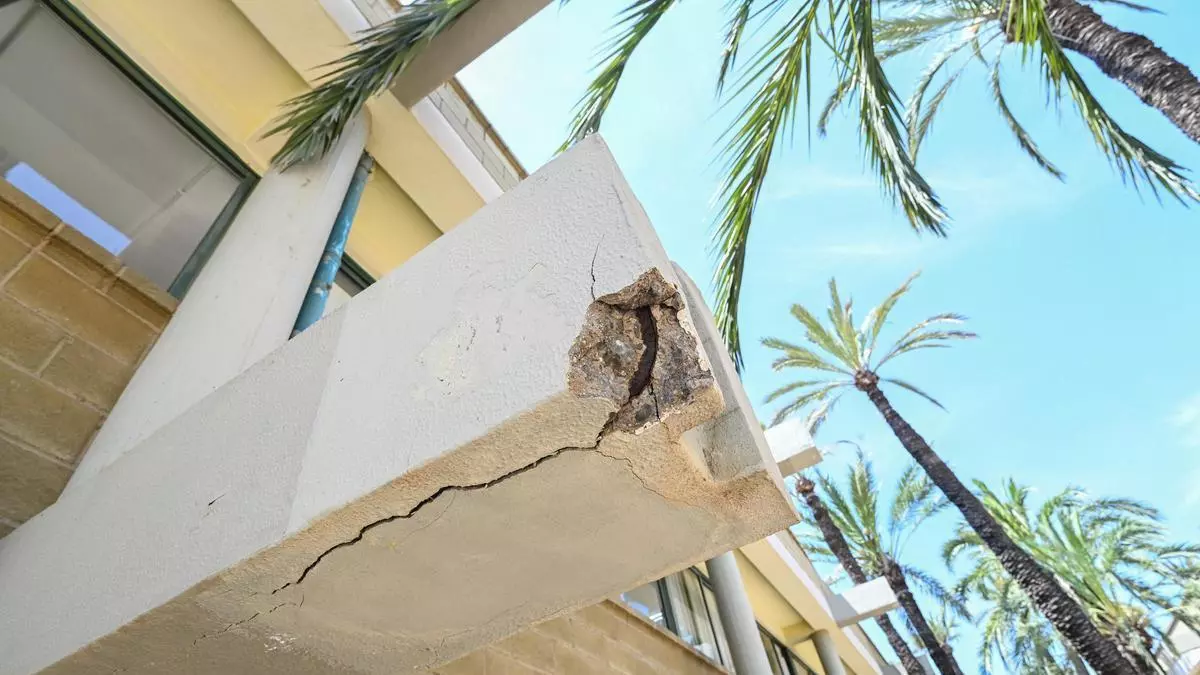 Un centro integrado de FP en Elche apuntalado seis años y con una torre protegida con redes
