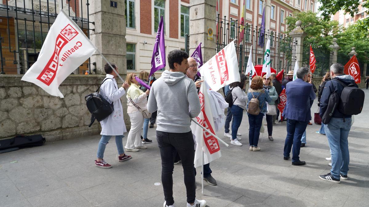 CC OO, UGT y CSIF, frente a la Consejería de Sanidad ayer lunes.