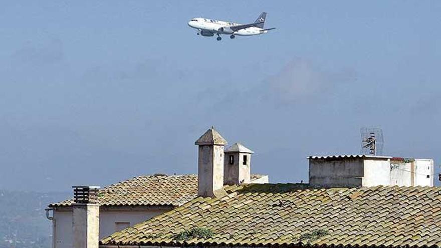 Un avión sobrevuela la barriada de Sant Jordi.