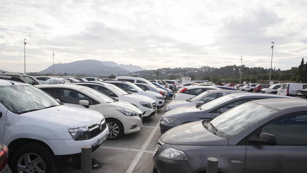 Una de las zonas de estacionamiento actuales en el Hospital de la Ribera.