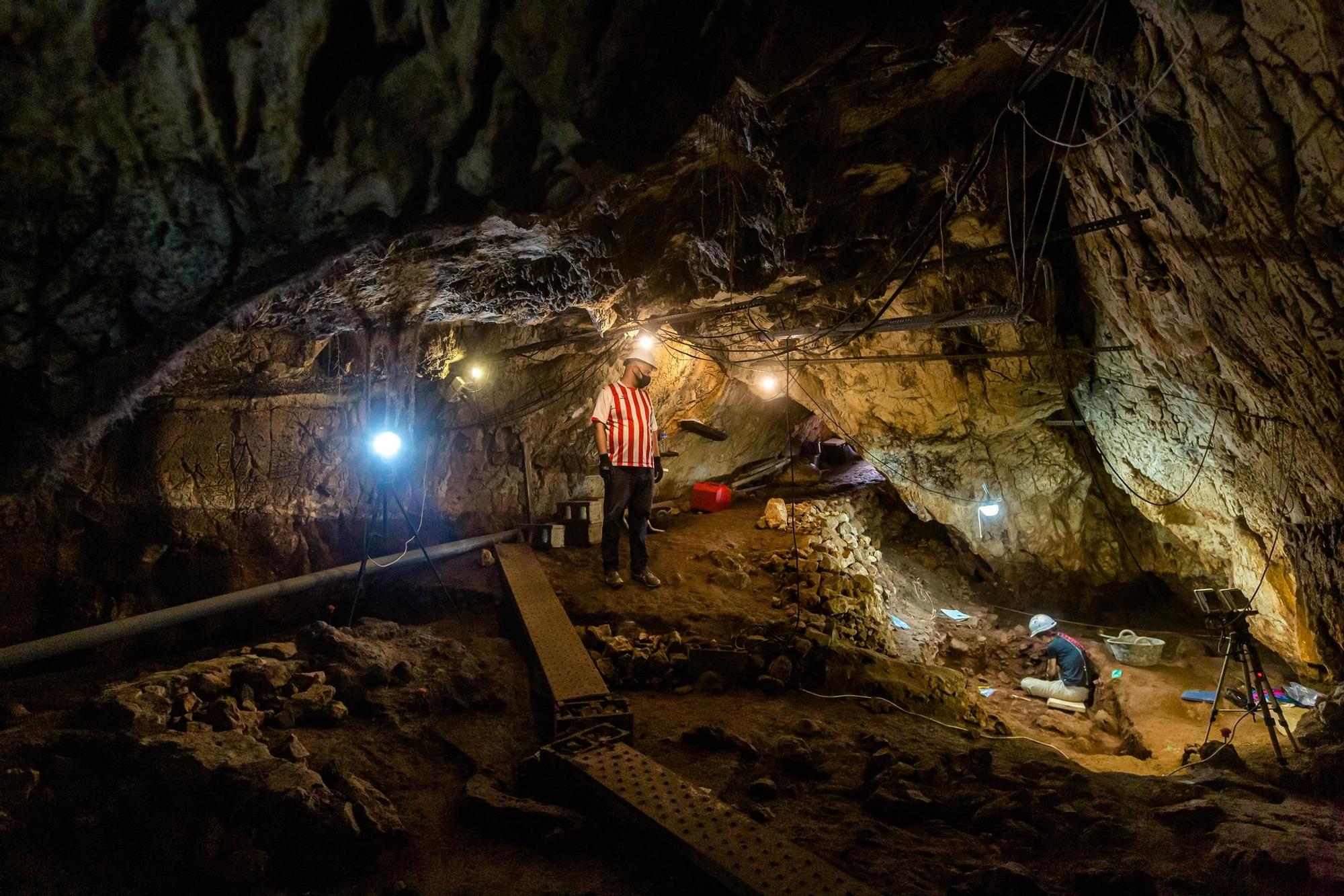 5.000 años enterrados en la Cova del Randero