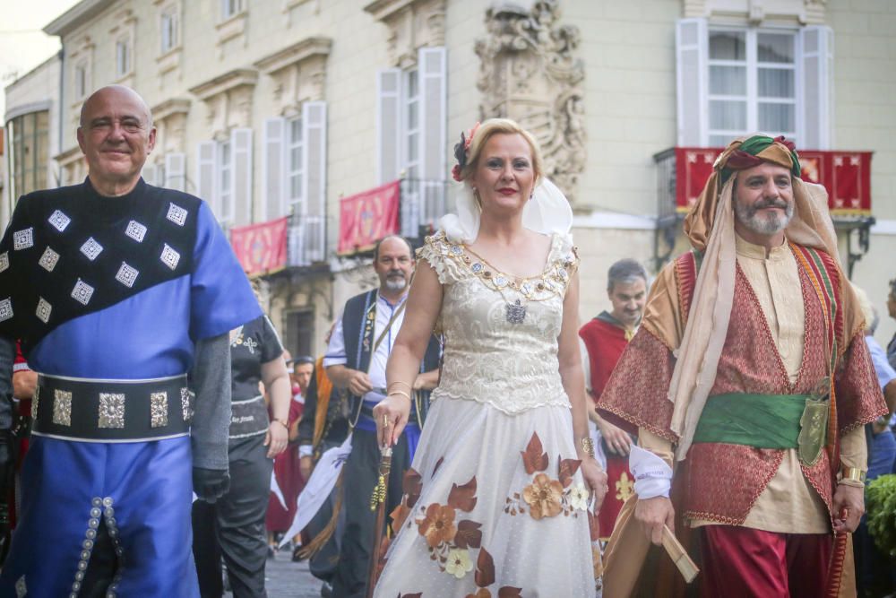 Desfile de abanderadas, ofrenda floral y procesión