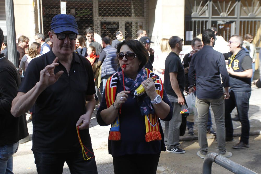 Pitos y cervezas antes del Valencia - Sporting