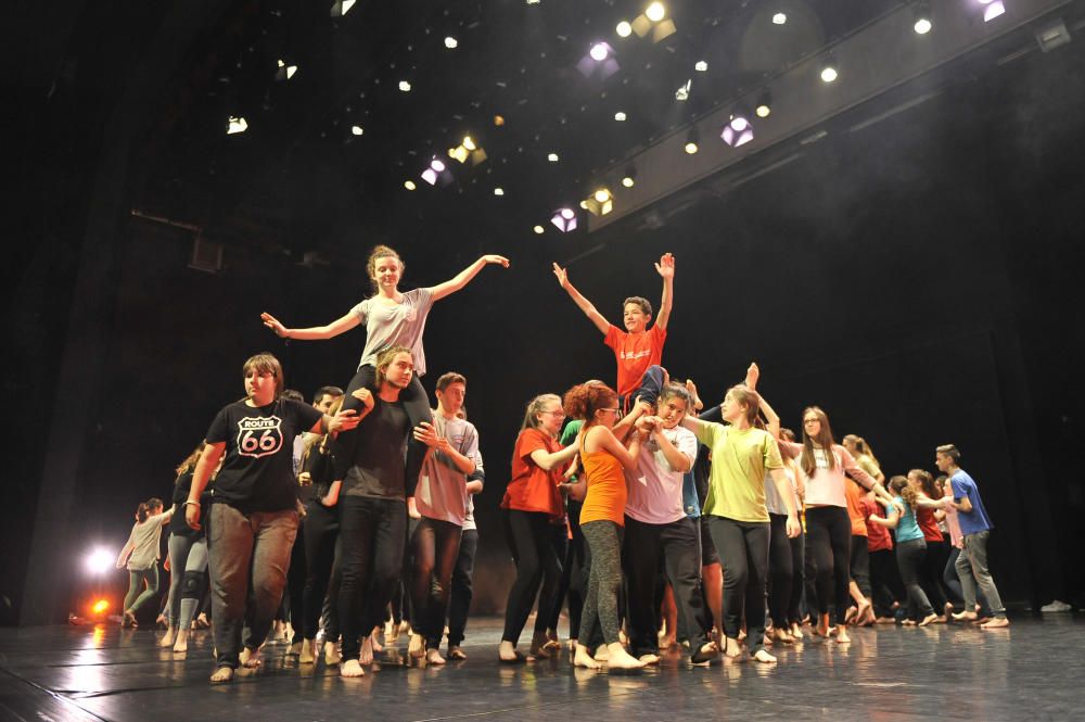 350 alumnes d''ESO ballen al Fem Dansa!