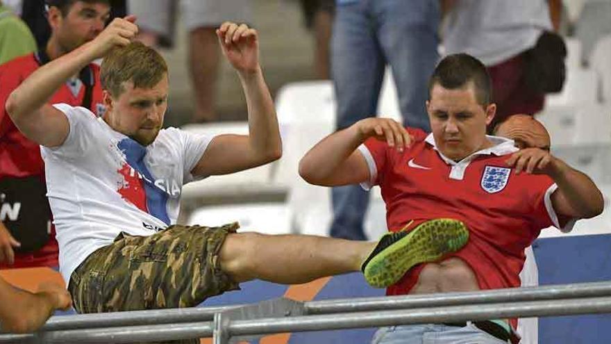 Un radical ruso pega una patada a un seguidor inglés durante el partido disputado por ambas selecciones en Marsella.