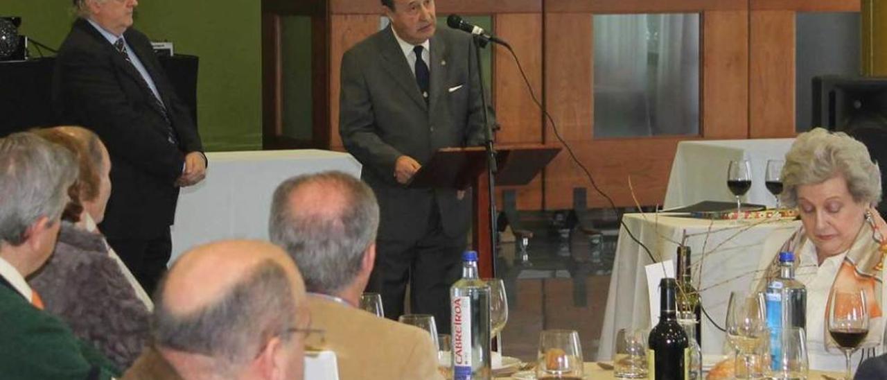 José María Pérez leyendo el pregón ante la mirada de Gustavo González-Izquierdo (a su lado), ayer, en Noreña.