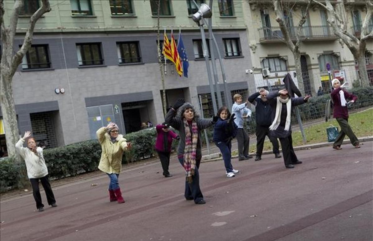 El grup que practica tai-txi al passeig de Sant Joan.