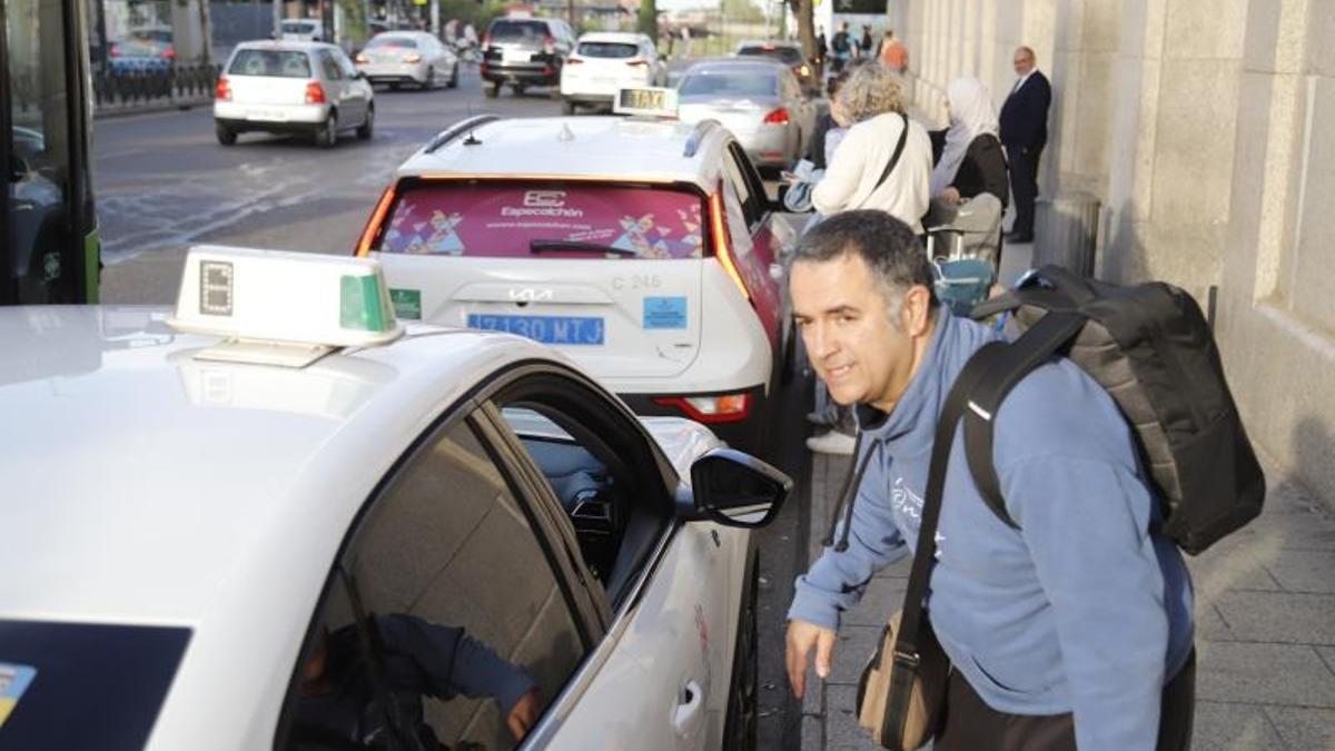 Un cliente toma un taxi en la estación de autobuses de Córdoba.