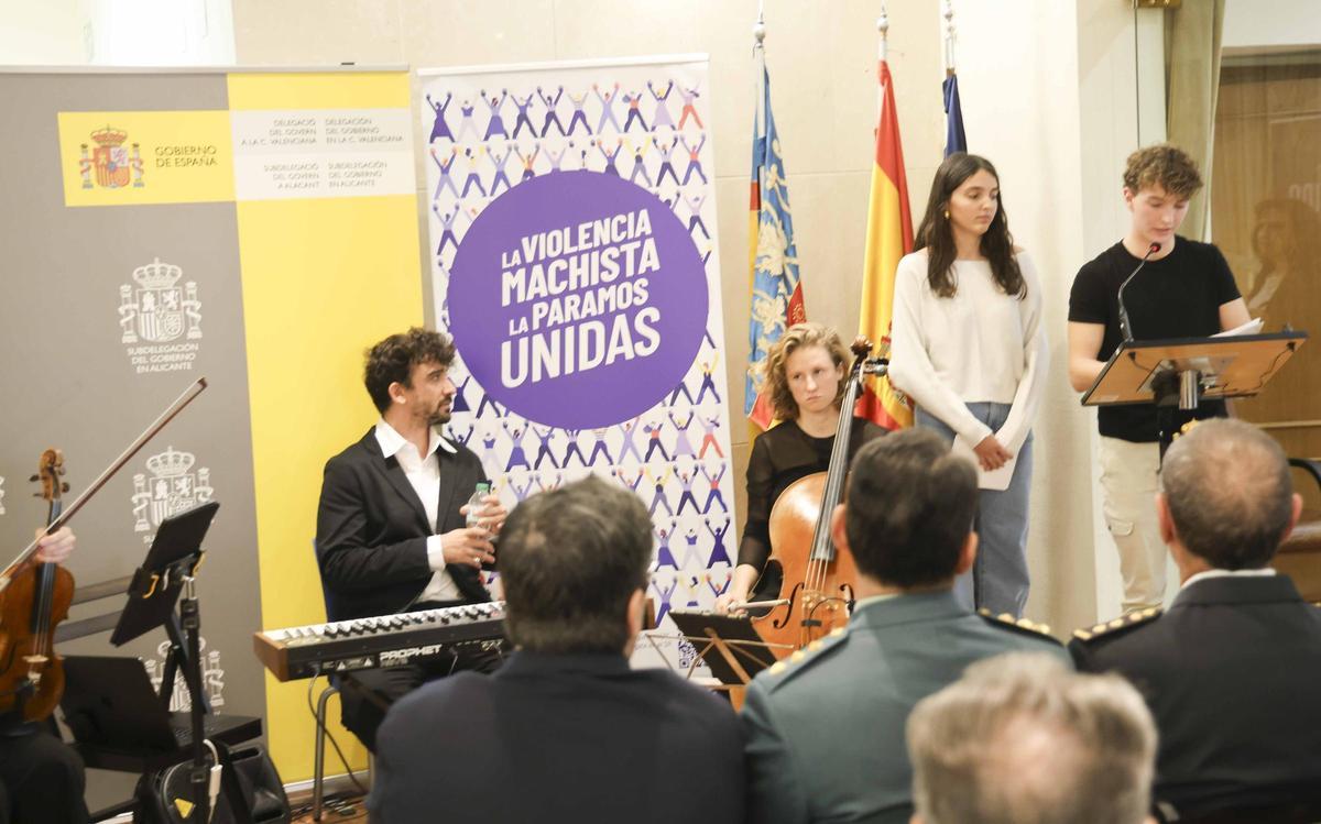 "Una puerta violeta" en la Subdelegación del Gobierno en Alicante por el 25N