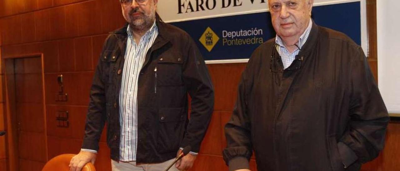 Xosé Ramón Pena (esquerda) foi presentado polo ex presidente da RAG, X. L. Méndez Ferrín. // José Lores