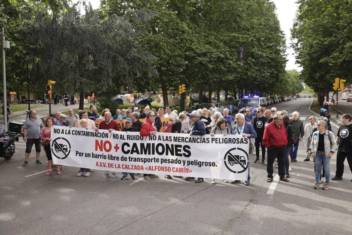 En imágenes: La Calzada vuelve a la carga por los accesos a El Musel