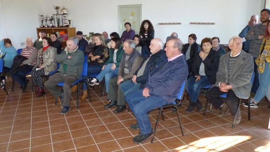 Parte de los asistentes a la primera reunión celebrada en A Graña, Cornanda, para explicar el alcance de la central de bombeo prevista en Brión. ECG