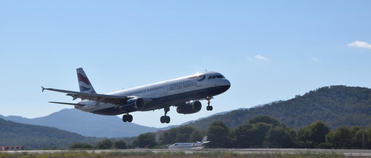 Un avión aterriza en el aeropuerto de Ibiza, en una imagen de archivo.