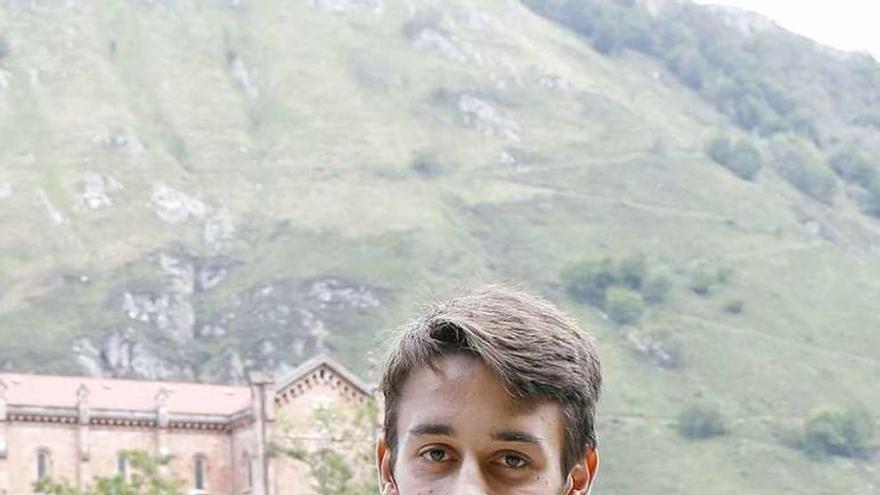 Pedro Díaz, con la basílica de Covadonga al fondo.