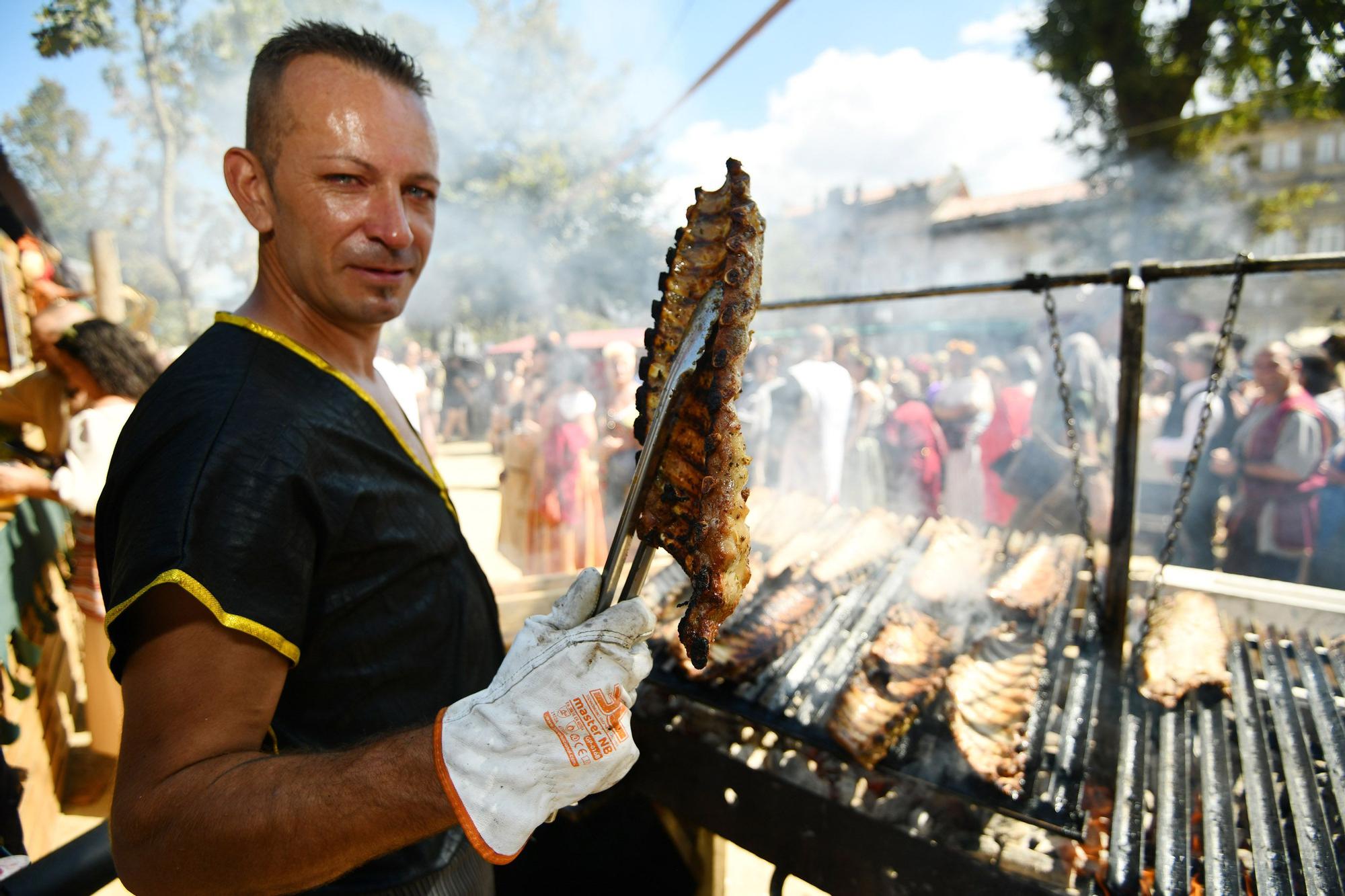 Cortesanos, bufones, damas y caballeros celebran el retorno de su señor: la Feira Franca anima Pontevedra