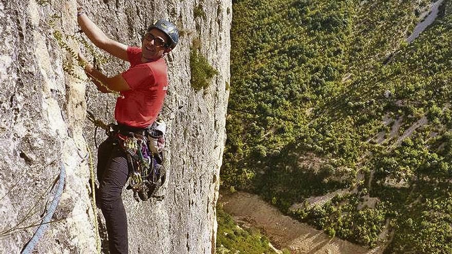 Íñigo Ayllón, colgado en los acantilados de Cienfuens, en la Sierra de Guara, Huesca.