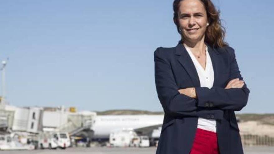 Laura Navarro en la plataforma de operaciones de los aviones en el aeropuerto.
