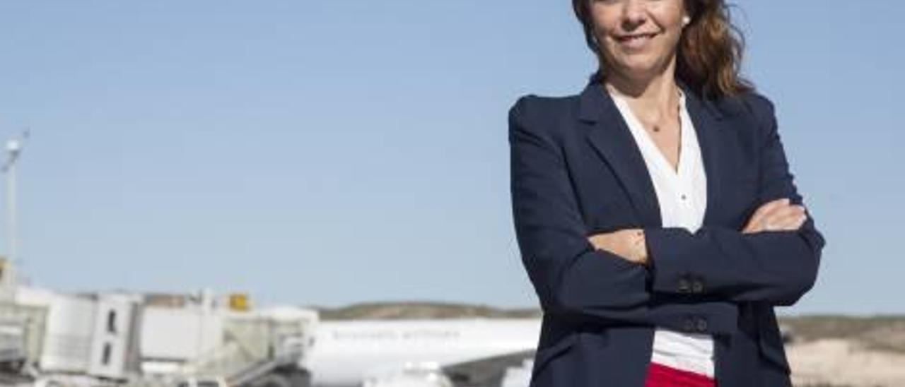 Laura Navarro en la plataforma de operaciones de los aviones en el aeropuerto.