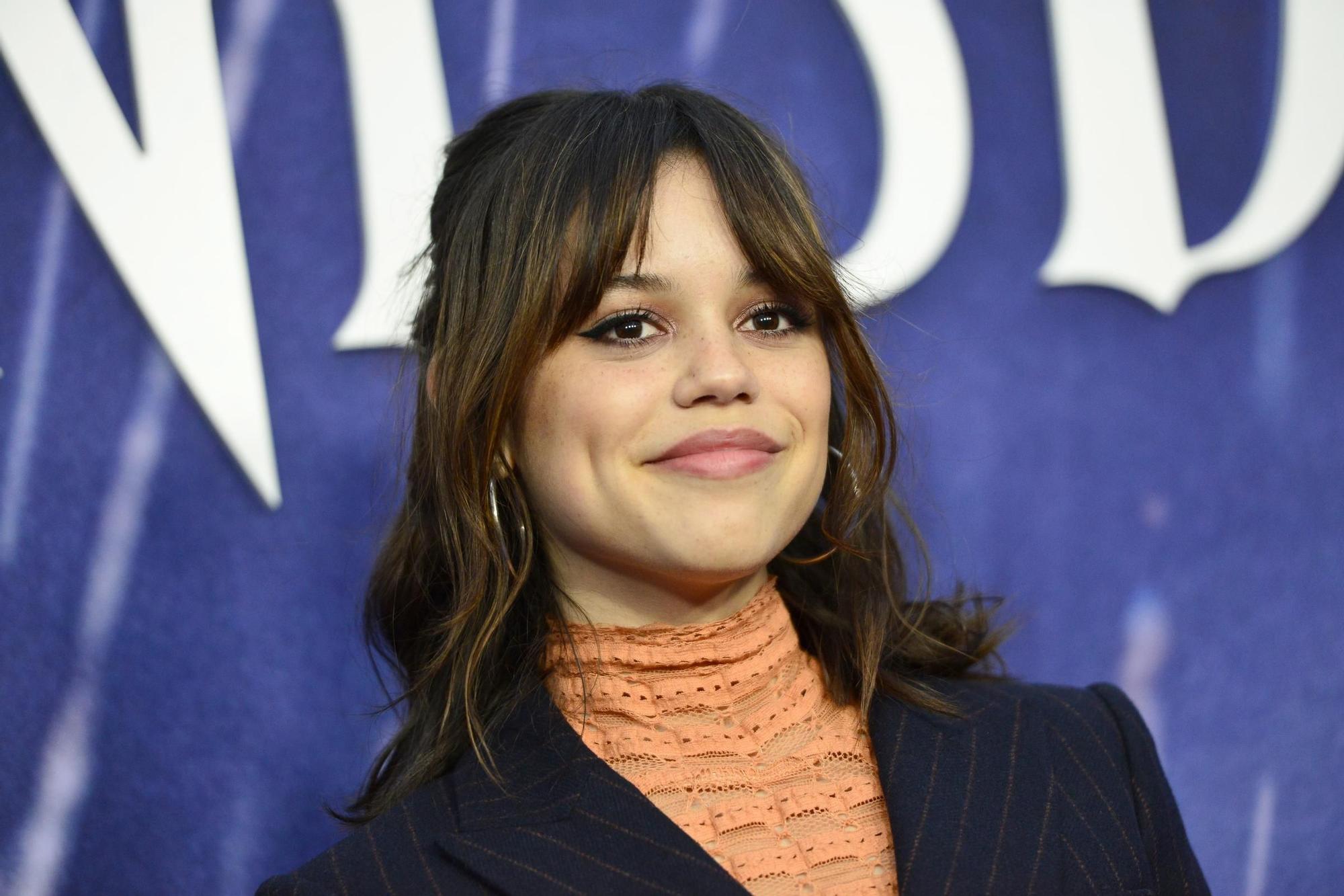 Jenna Ortega con un corte bob mariposa