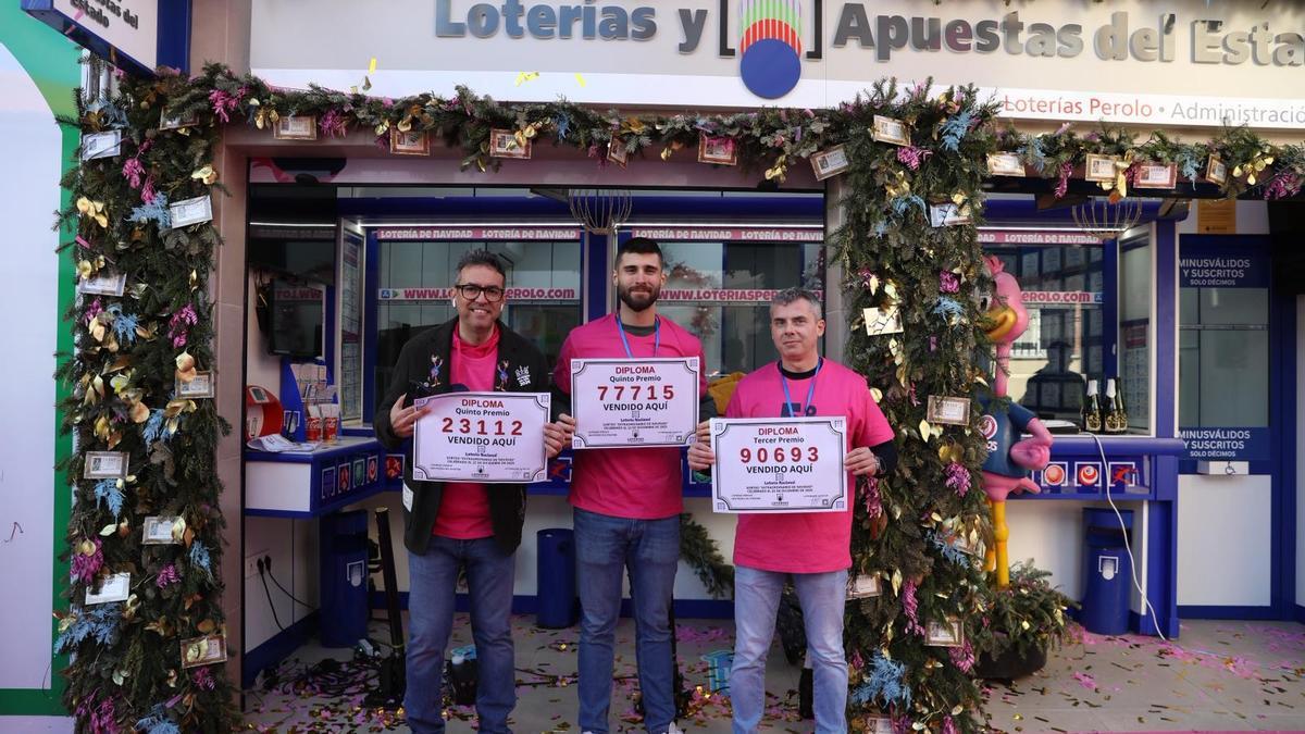 Propietarios y empleados de El Perolo celebran los premios obtenidos en el Sorteo de Navidad