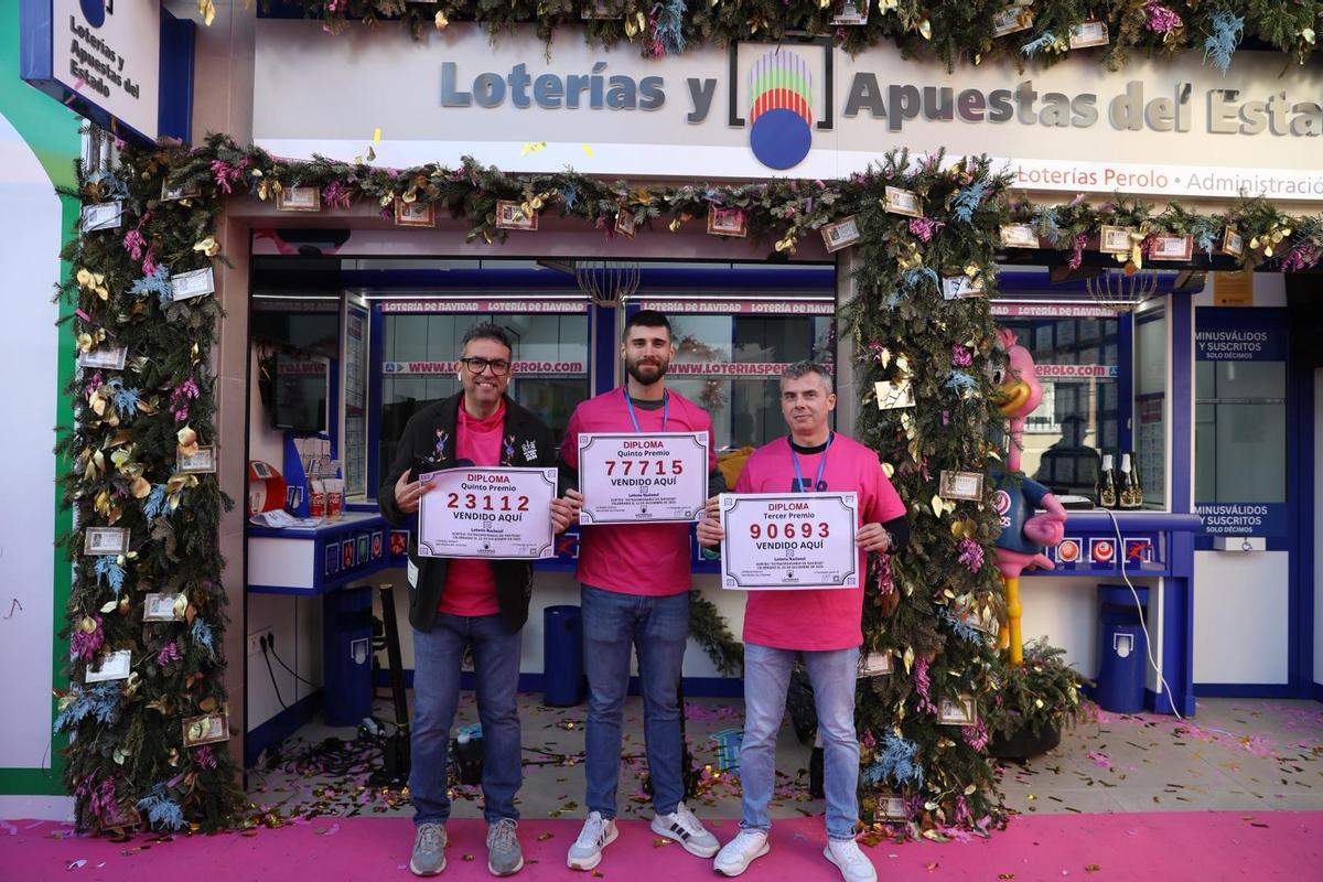 Propietarios y empleados de El Perolo celebran los premios obtenidos en el Sorteo de Navidad
