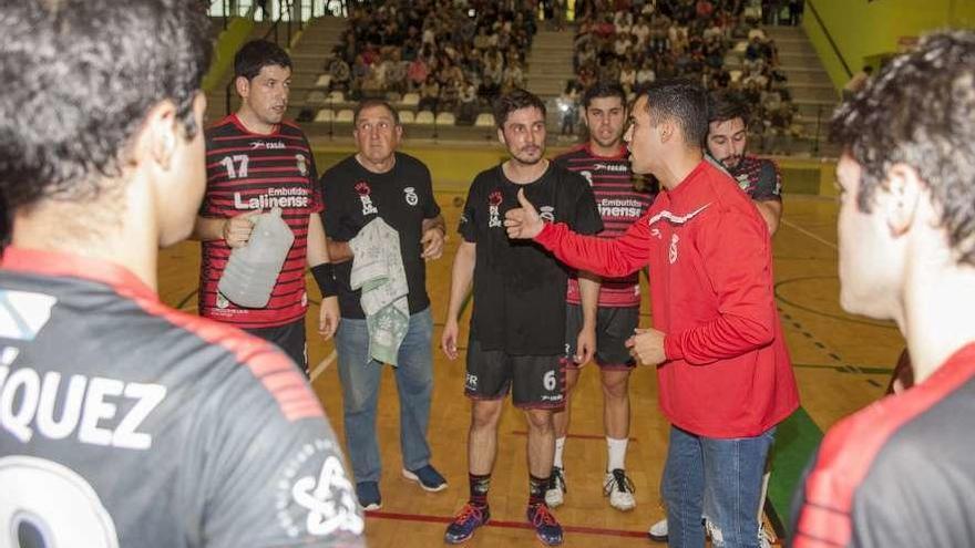 Pablo Cacheda da instrucciones a sus hombres en un partido anterior. // Bernabé