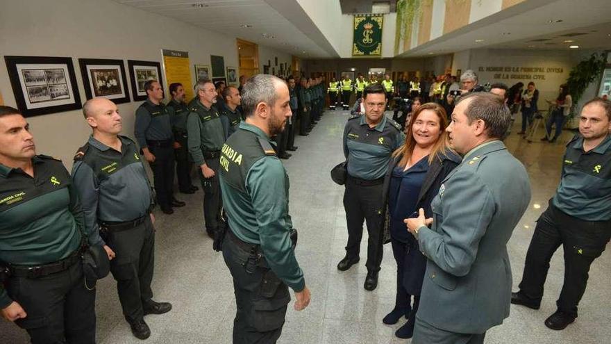 El teniente coronel y la subdelegada en su reunión con los agentes que lucharon contra el fuego. // G. S.