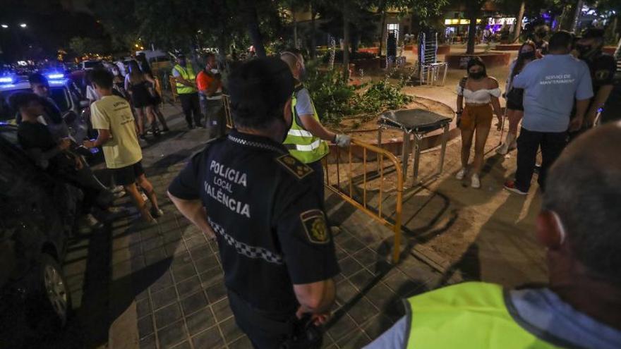 El despliegue policial frustra el botellón a jóvenes ansiosos de normalidad | FOTOS DE FRANCISCO CALABUIG