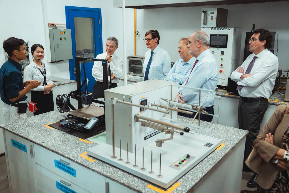 El president de la Generalitat, Salvador Illa, durante su visita a la fábrica Relats, en Da Nang, Vietnam.