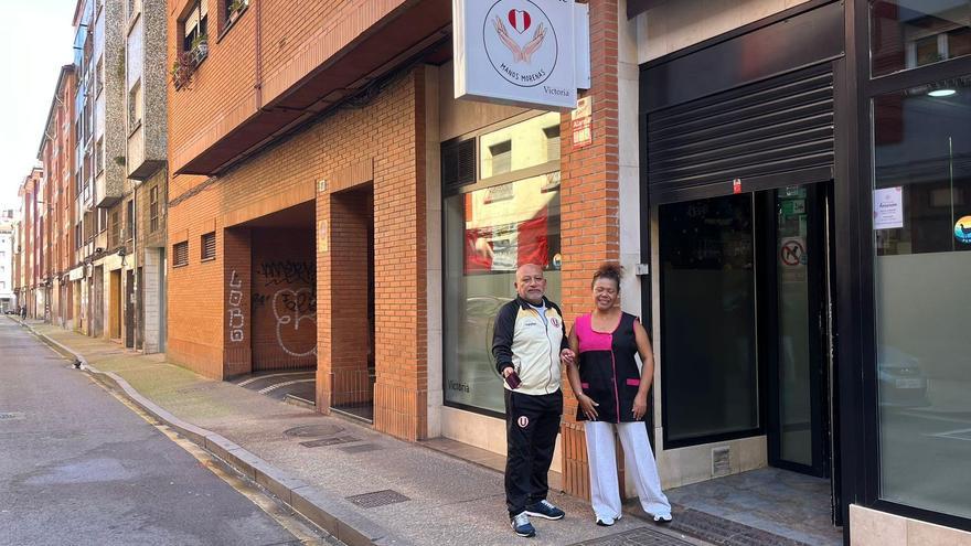 Aceras verdes y "que hacen daño": los vecinos de la calle Santa María en El Llano piden un cambio de suelo