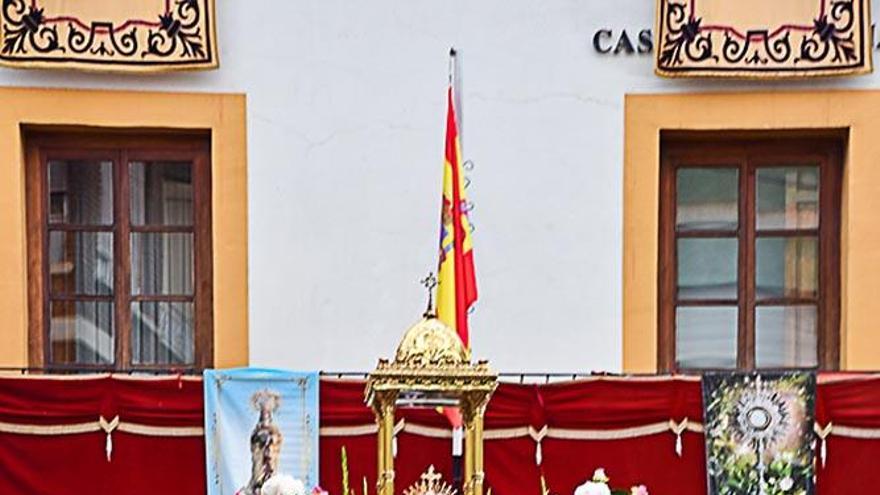 Las alfombras de sal adornan el paso de la procesión del Corpus.