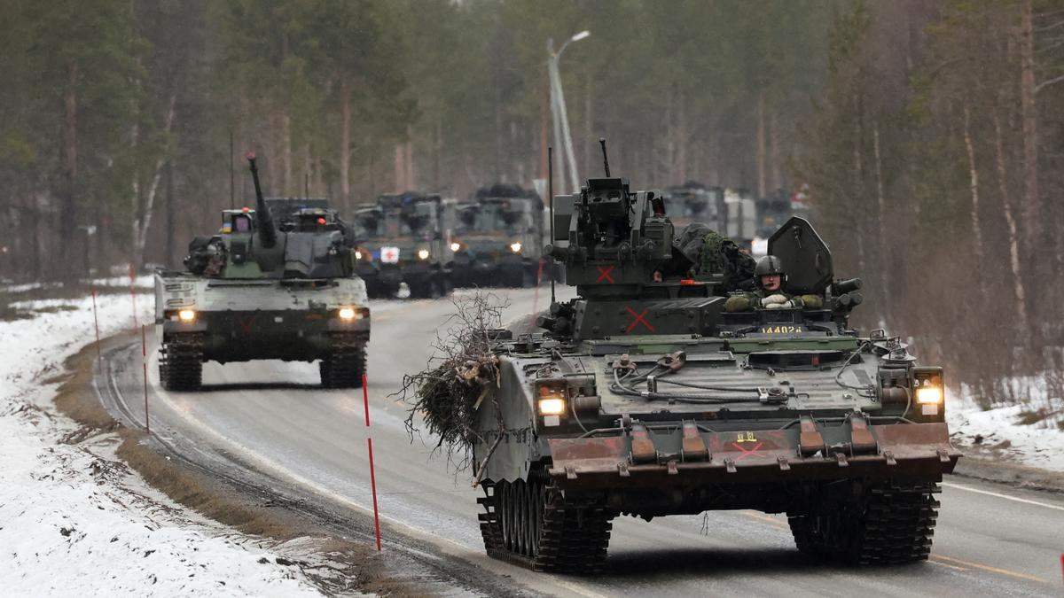 Vehículos y tanques blindados del ejército sueco participan en un ejercicio militar llamado &quot;Cold Response 2022&quot;, que reúne a alrededor de 30 000 soldados de los países miembros de la OTAN, así como de Finlandia y Suecia, en medio de la invasión rusa de Ucrania, en Setermoen, en el Círculo Polar Ártico, Noruega.