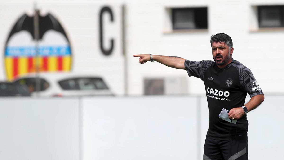 Gattuso, señalando el escudo del Valencia en Paterna