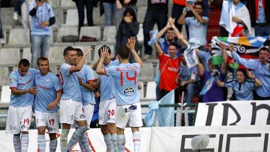 Los celestes festejan uno de los cuatro goles al Alcoyano en medio de la algarabía de la grada durante el choque disputado ayer en Balaídos. // José Lores