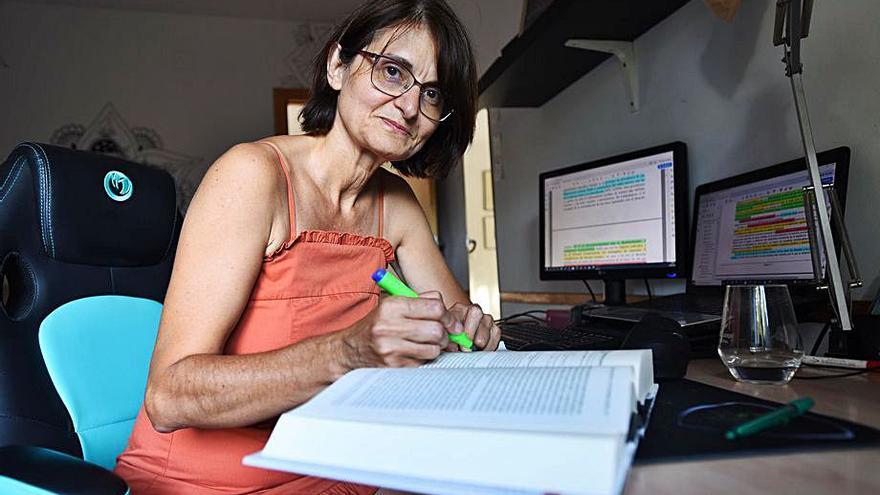 La concejala Amparo Pernichi, en su lugar de estudio en su casa.