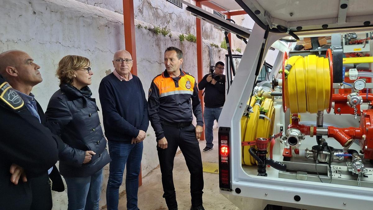 La alcaldesa, el concejal de Seguridad y José Vicente Serra "Miero", en la presentación de los vehículos