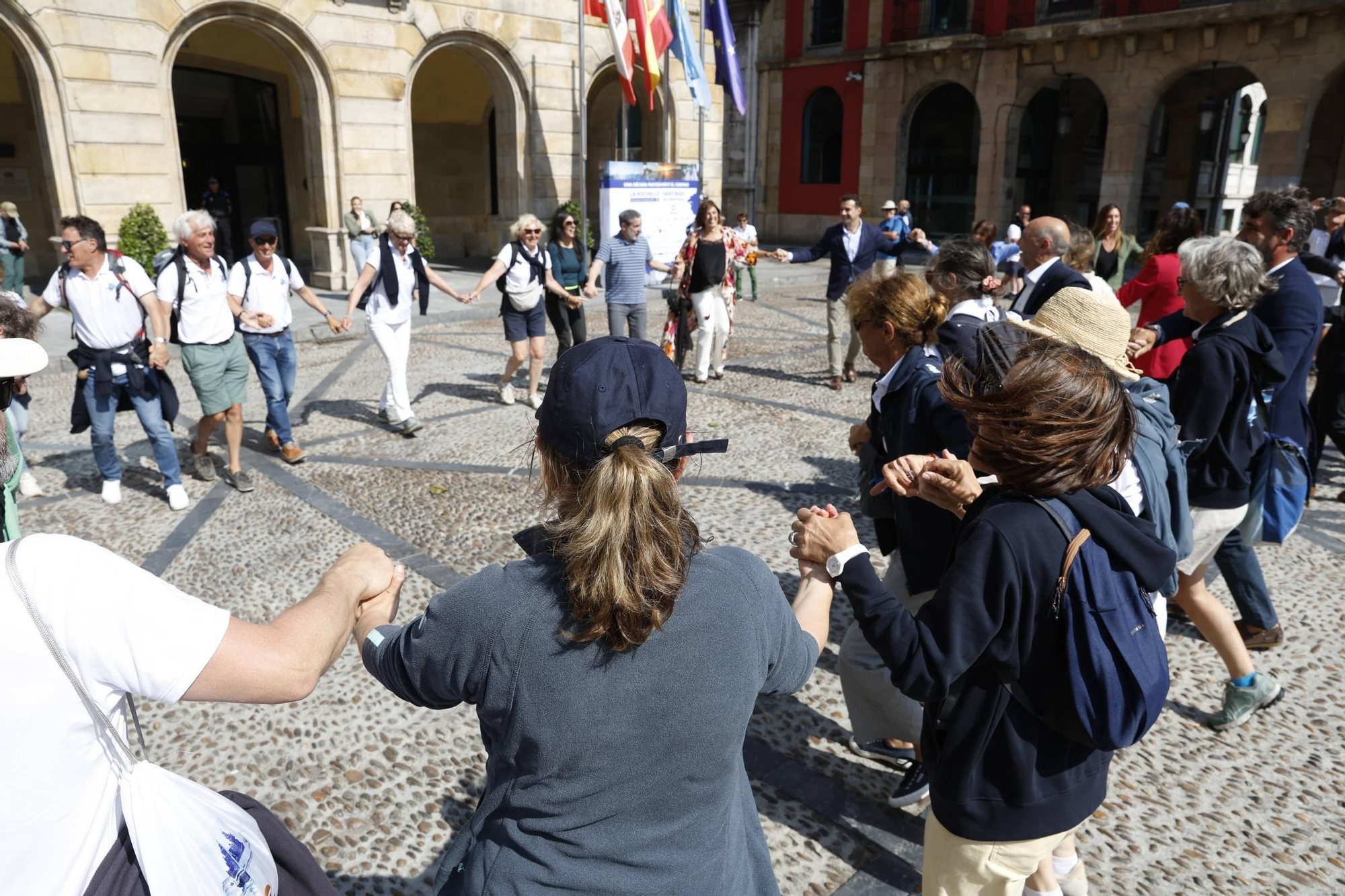 Gijón fija la colaboración entre los municipios del Camino de Santiago por mar en el norte de España (en imágenes)