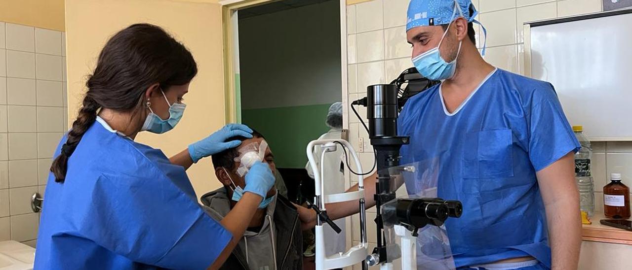 A la derecha, el especialista en Oftalmología del hospital Reina Sofía Fabio Contieri, en una expedición solidaria en Madagascar.