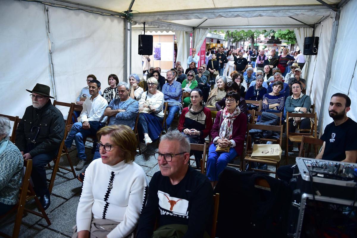 Asistentes a la presentación de Bernardo Atxaga de este viernes en Plasencia.