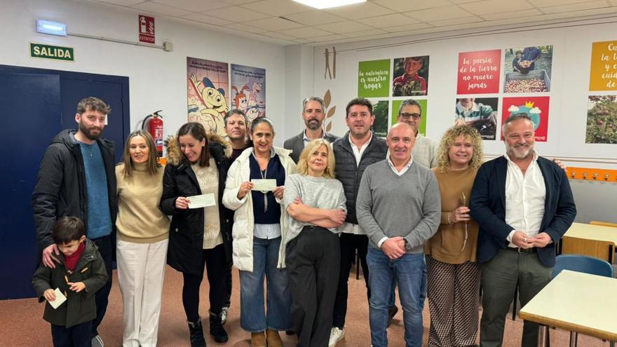 Premiados y jurado del concurso de decoración e iluminación navideña de Viesques.  |