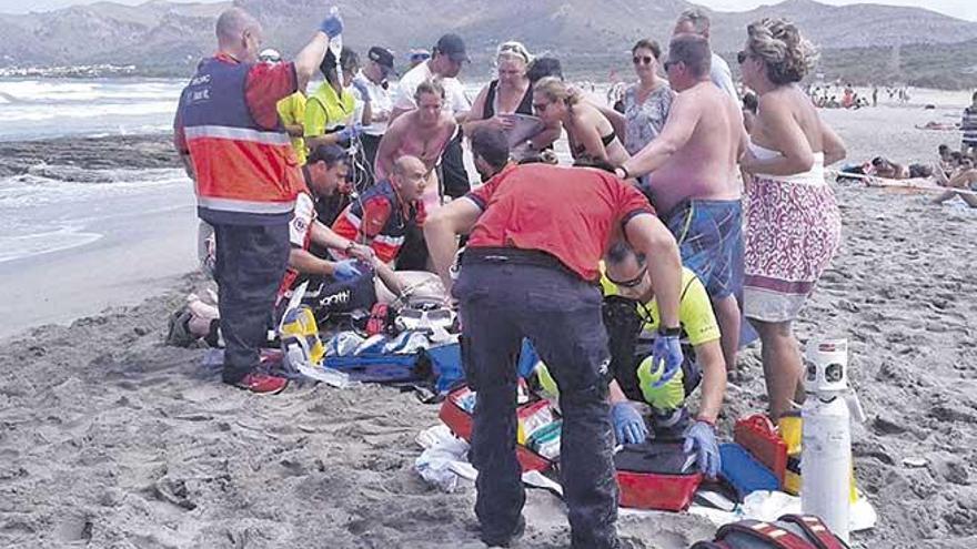 Crítico tras bañarse en Son Serra con bandera roja