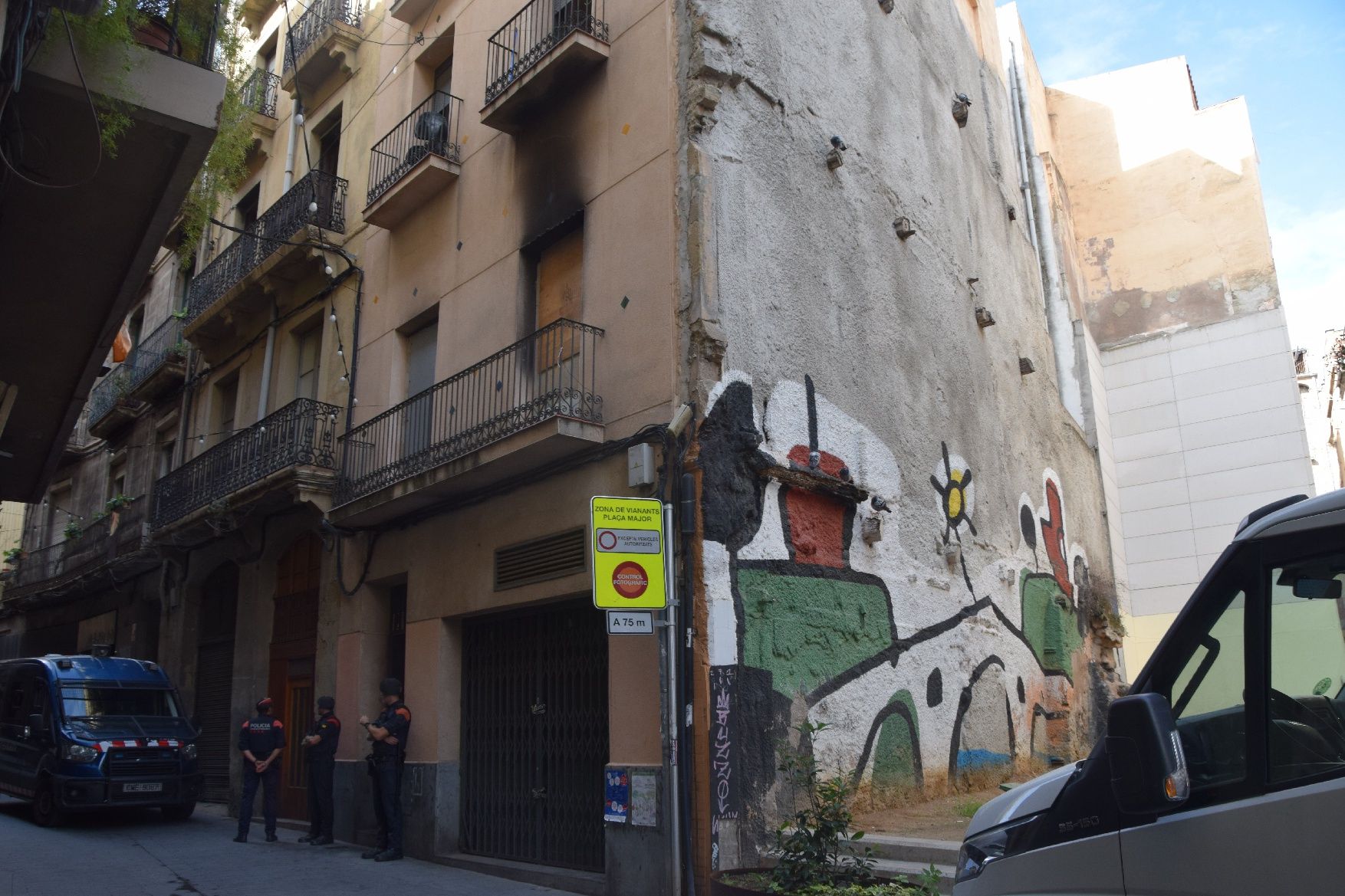 Desallotgen el bloc ocupat del número 29 del carrer Sobrerroca de Manresa