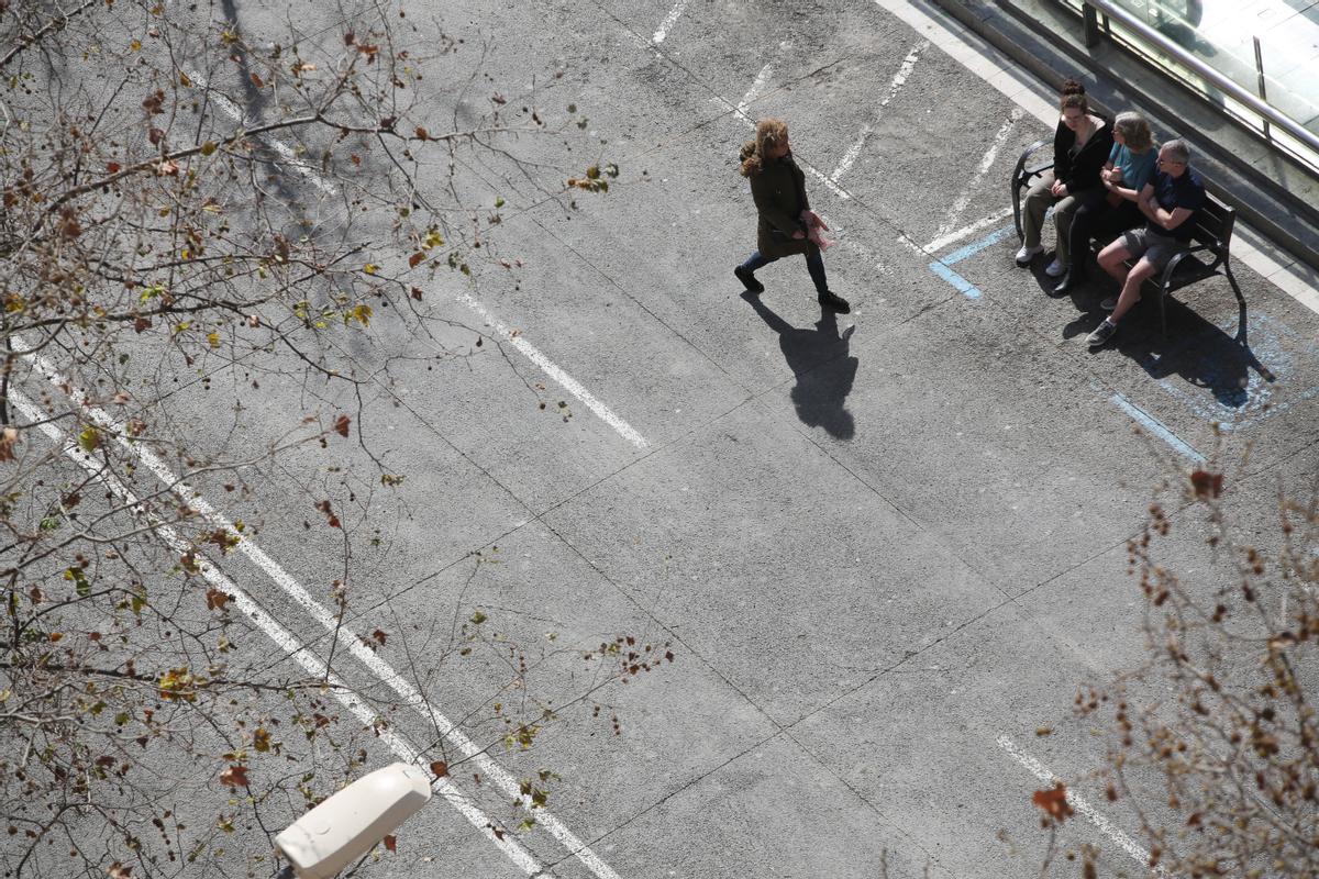 Bancos instalados en lo que fue la zona azul de aparcamiento, antes de que se instalase la losa del mercado provisional de Sant Antoni, hace 12 años.