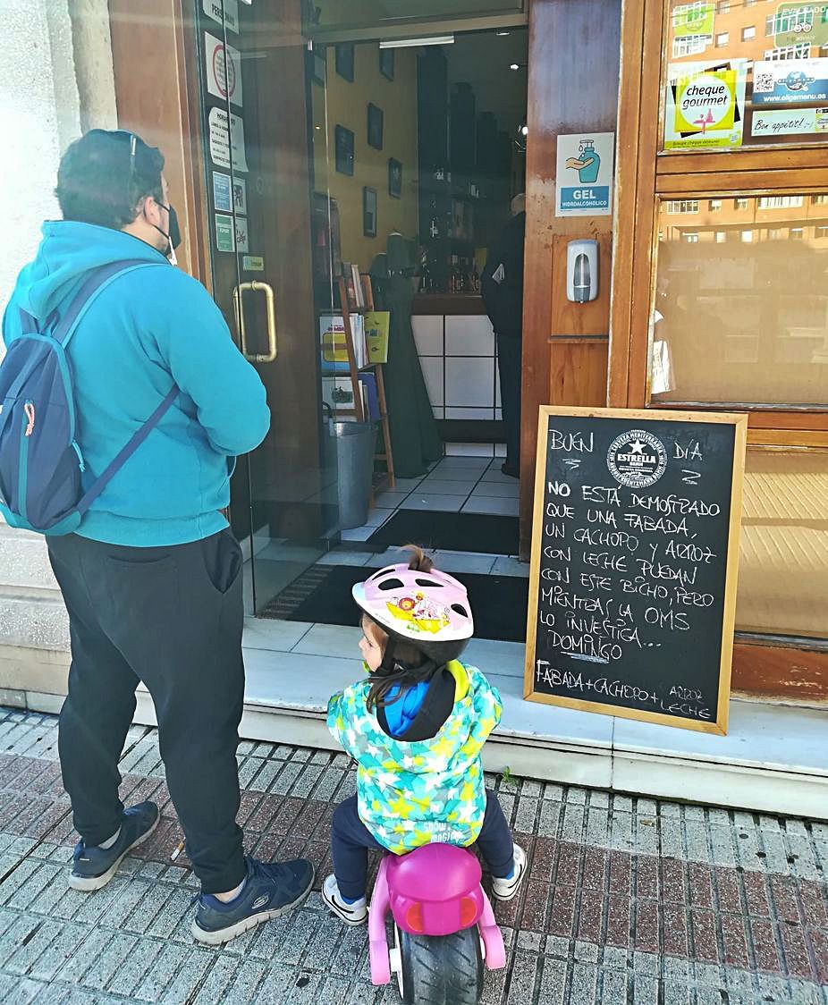 Clientes a la puerta del local. | P. T.