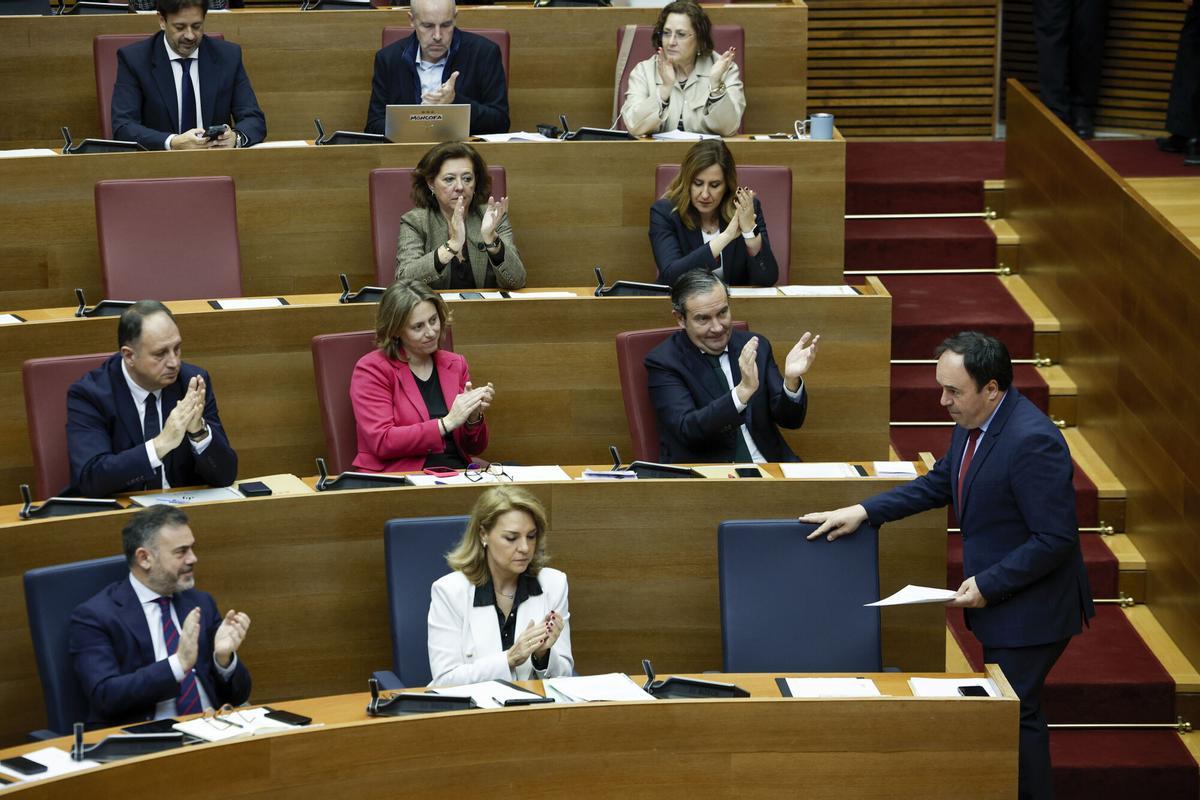 El president de la Generalitat, Juanfran Pérez Llorca, es aplaudido por su grupo al finalizar su primera sesión de control.
