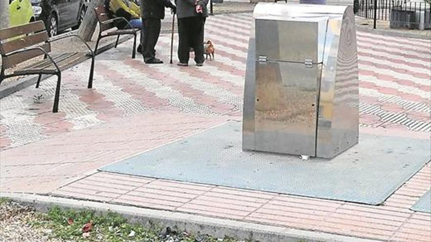 Vecinos de les Monges piden con firmas mejoras en la plaza